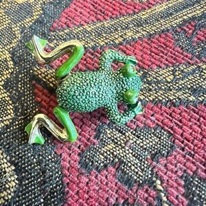 VINTAGE green motion legs frog toad pin brooch